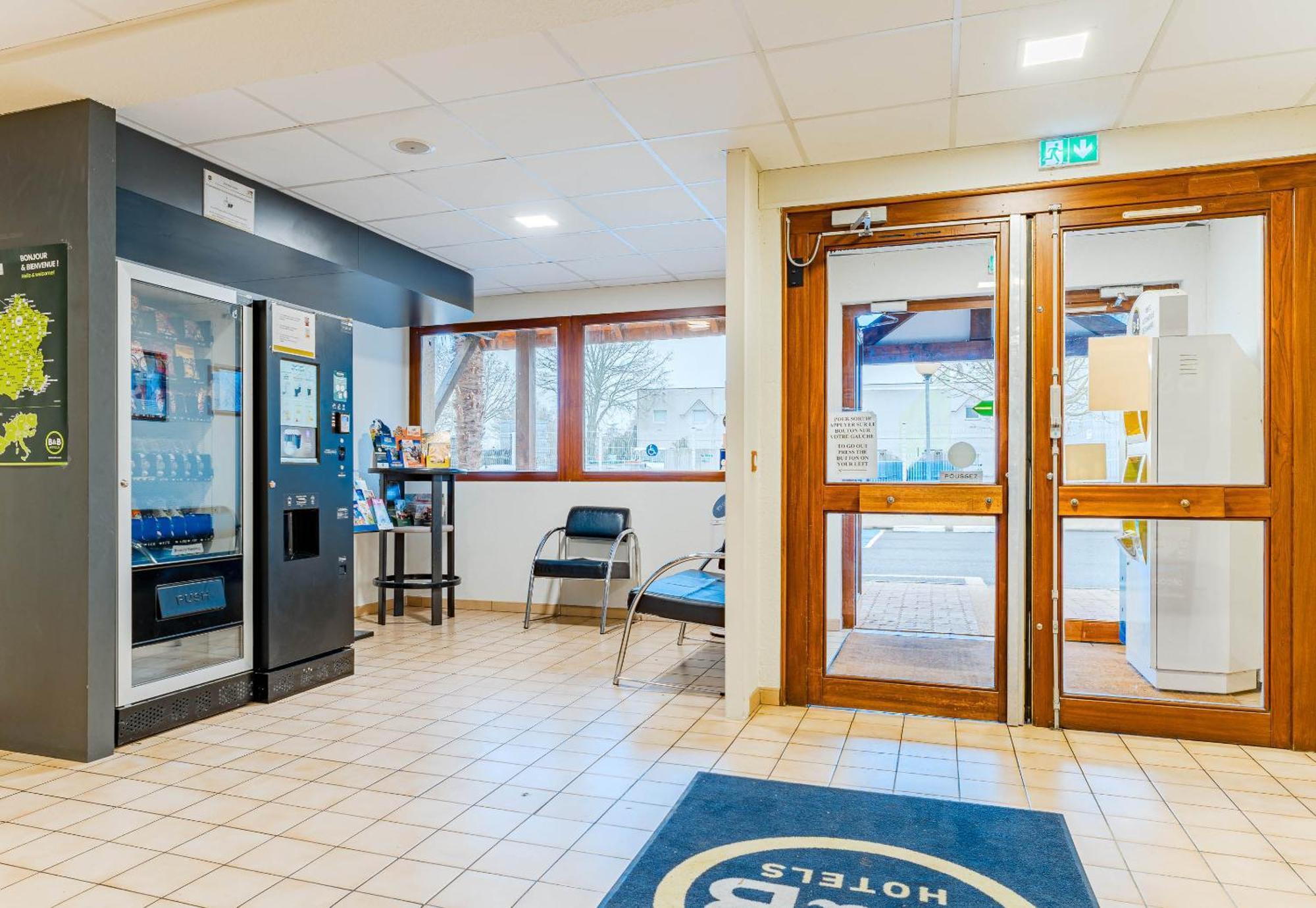 B&B Hôtel Châtellerault Esterno foto