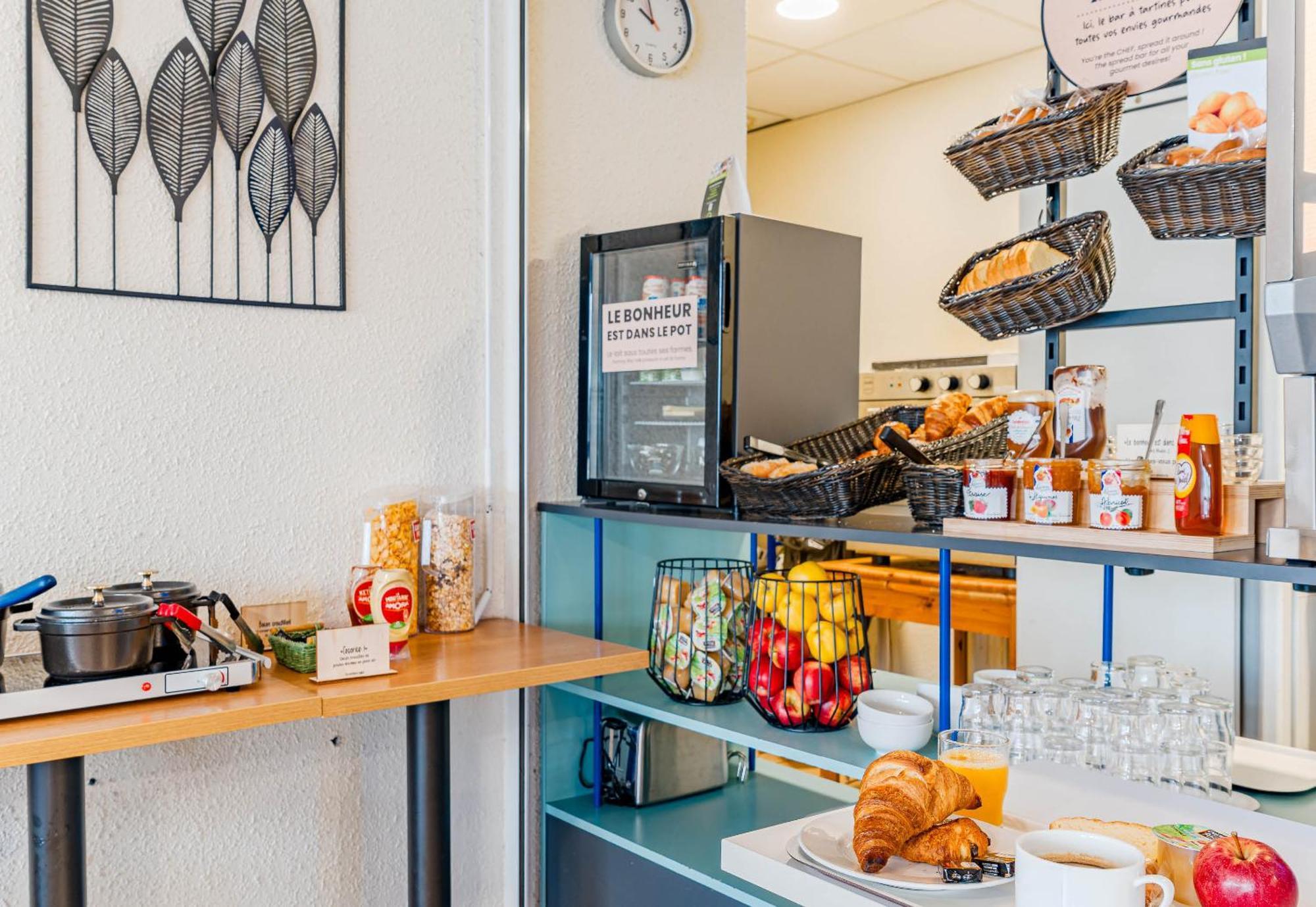 B&B Hôtel Châtellerault Esterno foto