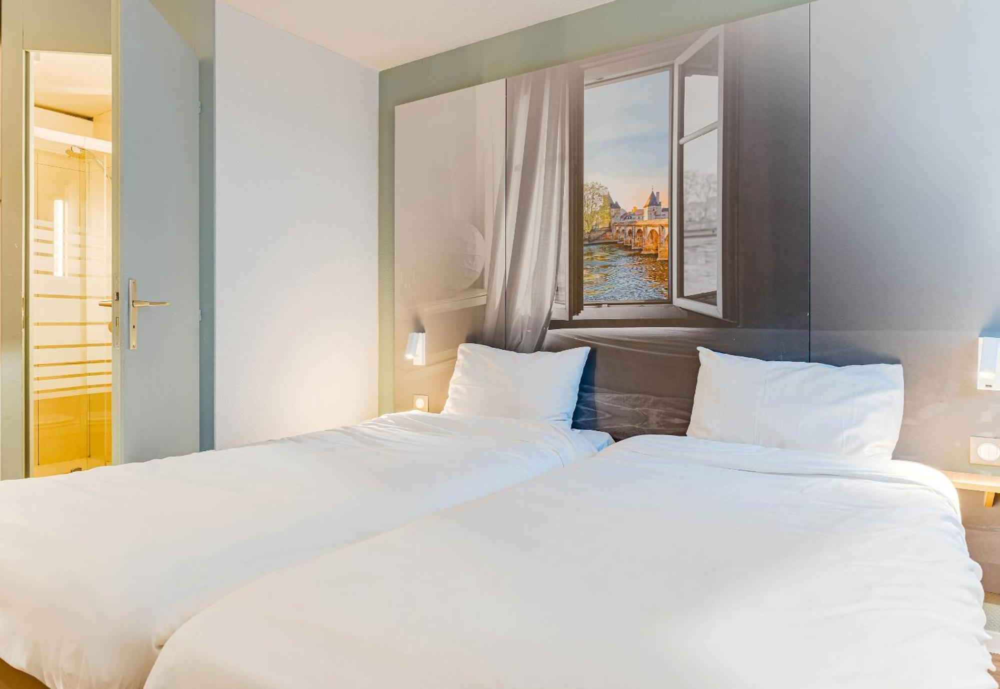 B&B Hôtel Châtellerault Esterno foto