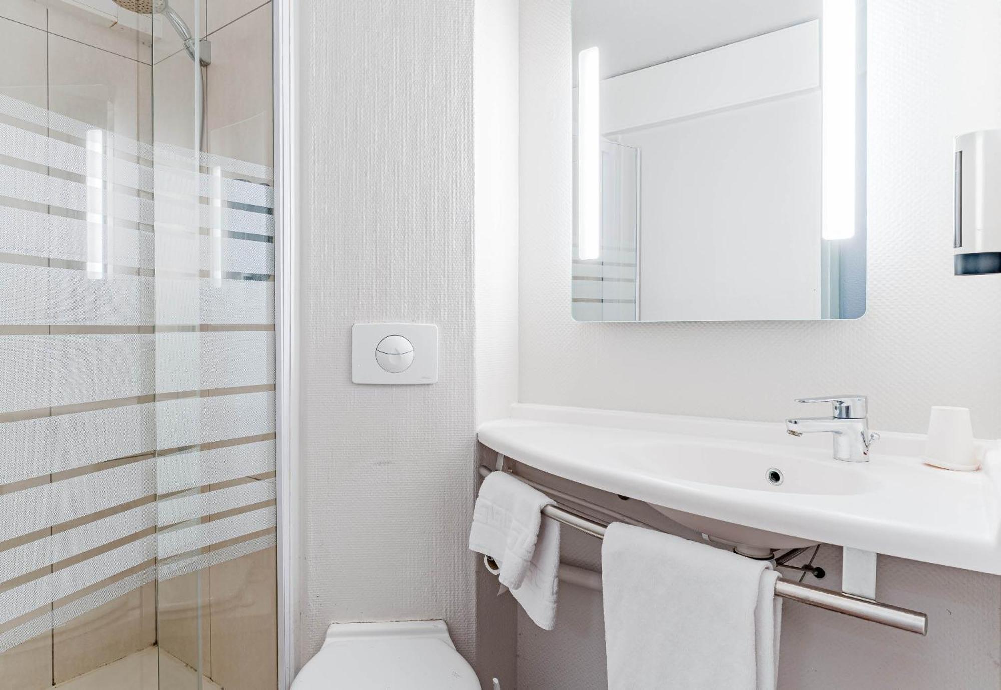 B&B Hôtel Châtellerault Esterno foto