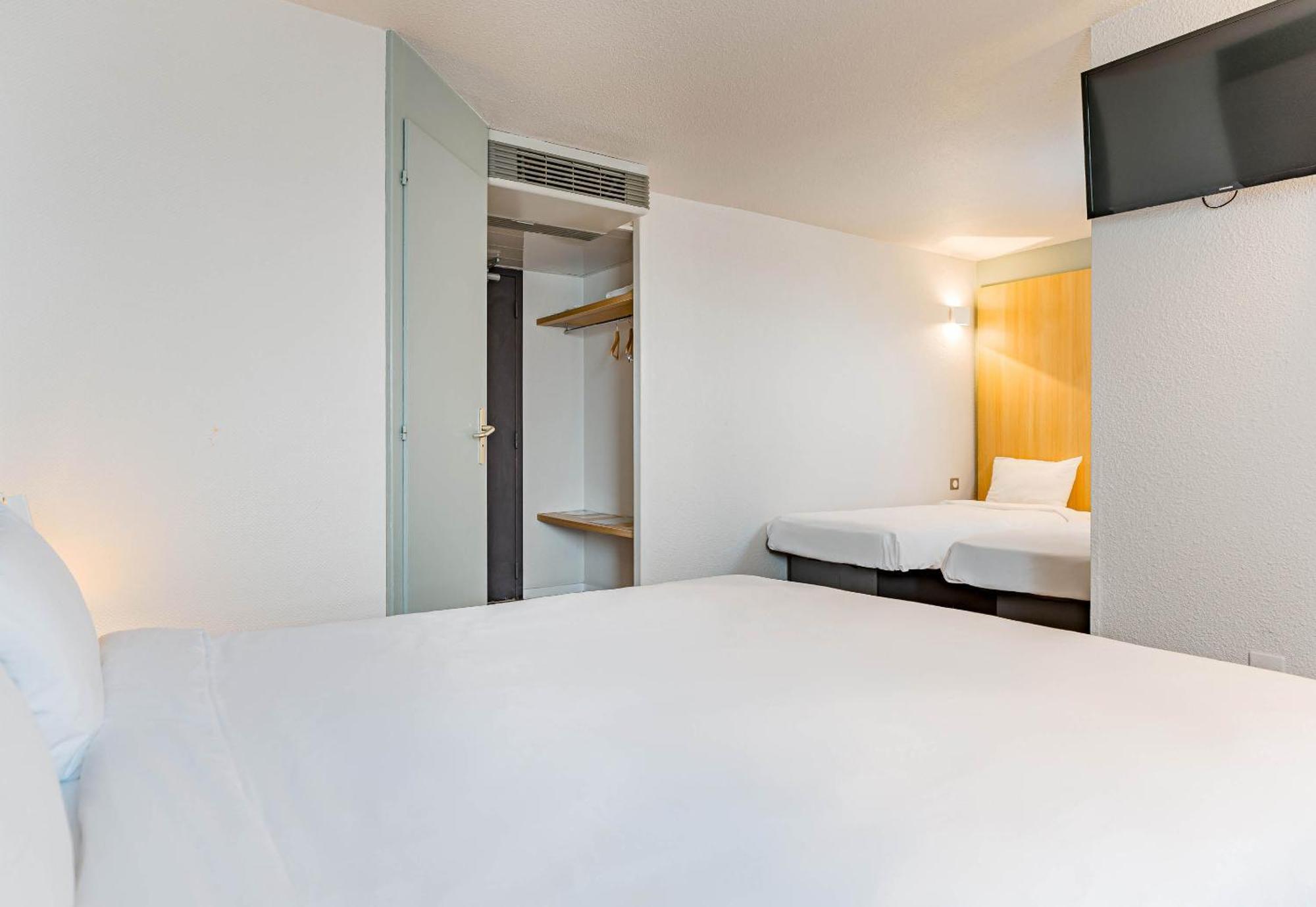 B&B Hôtel Châtellerault Esterno foto